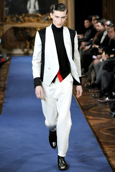 Look 32